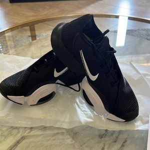 Nike air zoom superprep 2 size 6 black and white